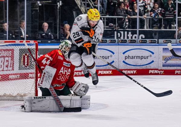 Bilder des Jahres 2023, Sport 09 September Sport Themen der Woche KW37 Sport Bilder des Tages Brett Breitkreuz (Loewen Frankfurt, 29) vor Dennis Endras (Torwart, Augsburger Panther, 44). Augsburger Panther gegen Loewen Frankfurt, Eishockey, DEL, 2. Spieltag, Saison 2023 2024, 17.09.2023. Augsburger Panther gegen Loewen Frankfurt, Eishockey, DEL, 2. Spieltag, Saison 2023 2024, 17.09.2023 Augsburg *** Brett Breitkreuz Loewen Frankfurt, 29 in front of Dennis Endras goalie, Augsburg Panthers, 44 Augsburg Panthers vs Loewen Frankfurt, ice hockey, DEL, 2 match day, season 2023 2024, 17 09 2023 Augsburg Panthers vs Loewen Frankfurt, ice hockey, DEL, 2 match day, season 2023 2024, 17 09 2023 Augsburg. Copyright: xEibner-Pressefoto HeikexFeinerx EP_HFR