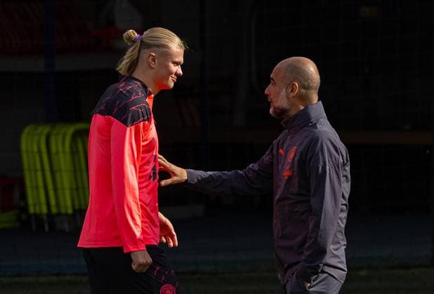 Football - UEFA Champions League - Group G MD-1 - Manchester City FC v Red Star Belgrade CF MANCHESTER, ENGLAND - Monday, September 18, 2023: Manchester City s Erling Haaland speaks with manager Josep Pep Guardiola during a training session at the Etihad Campus ahead of the UEFA Champions League Group G match between Manchester City FC and Red Star Belgrade. MANCHESTER City of Manchester Stadium GREATER MANCHESTER ENGLAND  Copyright: xDavidxRawcliffex P2023-09-18-Man_City_Red_Star_MD-1-71