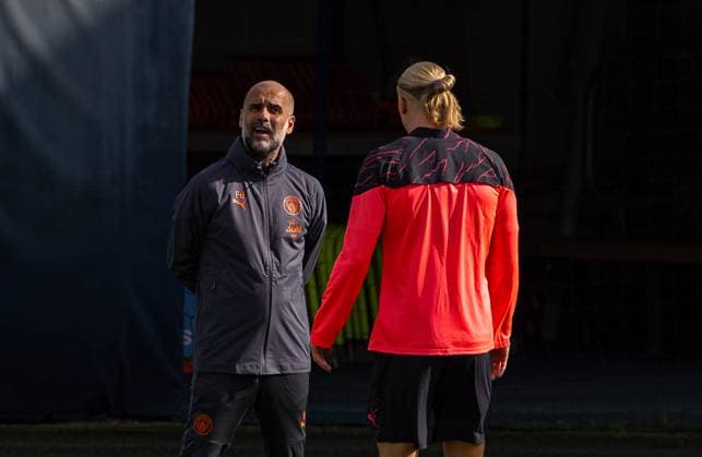 Football - UEFA Champions League - Group G MD-1 - Manchester City FC v Red Star Belgrade CF MANCHESTER, ENGLAND - Monday, September 18, 2023: Manchester City s Erling Haaland speaks with manager Josep Pep Guardiola during a training session at the Etihad Campus ahead of the UEFA Champions League Group G match between Manchester City FC and Red Star Belgrade. MANCHESTER City of Manchester Stadium GREATER MANCHESTER ENGLAND  Copyright: xDavidxRawcliffex P2023-09-18-Man_City_Red_Star_MD-1-75