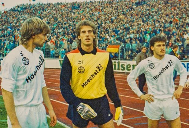Archivbilder der Woche SPORT KW38 RECORD DATE NOT STATED Aus 1. BL. Saison 1987 88 Hannover 96 - Eintracht Frankfurt 1:2 am 14.11.1987 im Niedersachsenstadion. Im Foto: Zum einlaufen bereit: Fft. TW Uli Stein mit li. Manfred Binz ? sowie re. Andreas Möller *** From 1 BL season 1987 88 Hannover 96 Eintracht Frankfurt 1 2 on 14 11 1987 in the Niedersachsenstadion In the photo Ready to run in Fft TW Uli Stein with left Manfred Binz and right Andreas Möller