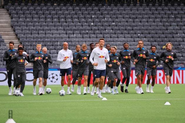 Bern RB Leipzig CL Matchday 1 Bern, 18 09 2023, Wankdorf Stadion, Football , UEFA Champions League, Group G , MD 1, Young Boys Bern vs RB Leipzig , Final training RB Leipzig , In picture RB players warm up , Photo intended for editorial use only , UEFA regulations prohibit any use of photographs as image sequences and or quasi video ,