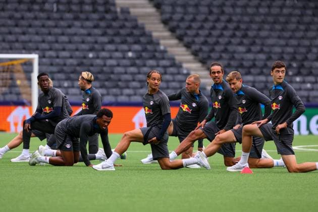Bern RB Leipzig CL Matchday 1 Bern, 18 09 2023, Wankdorf Stadion, Football , UEFA Champions League, Group G , MD 1, Young Boys Bern vs RB Leipzig , Final training RB Leipzig , In picture players of RB Leipzig doing stretching exercises , Photo intended for editorial use only , UEFA regulations prohibit any use of photographs as image sequences and or quasi video ,