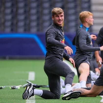 Bern RB Leipzig CL Matchday 1 Bern, 18 09 2023, Wankdorf Stadion, Football , UEFA Champions League, Group G , MD 1, Young Boys Bern vs RB Leipzig , Final training RB Leipzig , In picture Timo Werner 11, RB Leipzig doing stretching exercises , Photo intended for editorial use only , UEFA regulations prohibit any use of photographs as image sequences and or quasi video ,