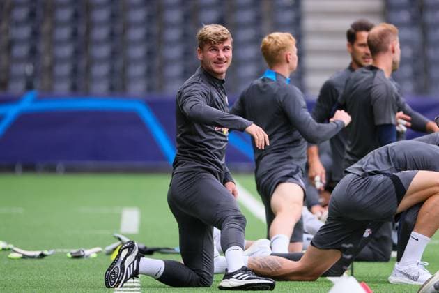 Bern RB Leipzig CL Matchday 1 Bern, 18 09 2023, Wankdorf Stadion, Football , UEFA Champions League, Group G , MD 1, Young Boys Bern vs RB Leipzig , Final training RB Leipzig , In picture Timo Werner 11, RB Leipzig doing stretching exercises , Photo intended for editorial use only , UEFA regulations prohibit any use of photographs as image sequences and or quasi video ,