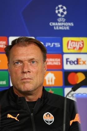 Soccer men season 2023 2024 UEFA Champions League 1 matchday I press conference I Shakhtar Donetsk I 18 09 2023 Patrick van Leeuwen coach, Shakhtar Donetsk looks focused Hamburg Volksparkstadion Hamburg Germany Copyright: xLobecax xHenningxRohlfsx