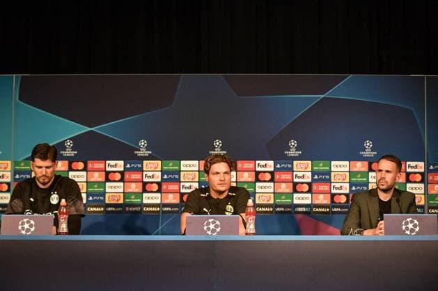 Champions League Football - Borussia Dortmund training session - Paris Borussia Dortmund s Chef-Trainer Edin Tarzic (C) and Borussia Dortmund s goalkeeper Gregor Kobel (L) deliver a press conference, PK, Pressekonferenz prior to a training session of Borussia Dortmund on the eve of the Champions League football match between Paris Saint-Germain and Borussia Dortmund at the Parc des Princes stadium in Paris on September 18, 2023. Photo by Firas Abdullah ABACAPRESS.COM Paris Ã?le-de-France France  Copyright: xAbdullahxFiras ABACAx 868183_004 AbdullahxFiras ABACAx 868183_004