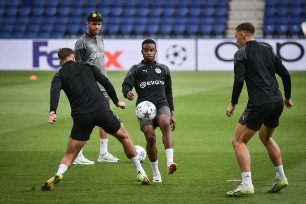 Champions League Football - Borussia Dortmund training session - Paris Borussia Dortmund s Youssoufa Moukoko (C) participates in a training session on the eve of the Champions League football match between Paris Saint-Germain and Borussia Dortmund at the Parc des Princes stadium in Paris on September 18, 2023. Photo by Firas Abdullah ABACAPRESS.COM Paris Ã?le-de-France France  Copyright: xAbdullahxFiras ABACAx 868183_035 AbdullahxFiras ABACAx 868183_035