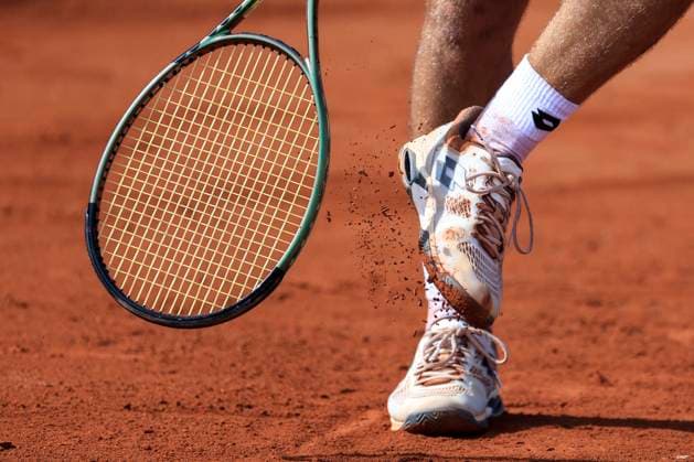 TENNIS - ATP, Tennis Herren Layjet Open BAD WALTERSDORF,AUSTRIA,19.SEP.23 - TENNIS - ATP Challenger Tour, Layjet Open. Image shows a feature with a tennis racket, shoes and sand of Ergi Kirkin (TUR).  GEPAxpictures xMarioxBuehner-Weinrauch