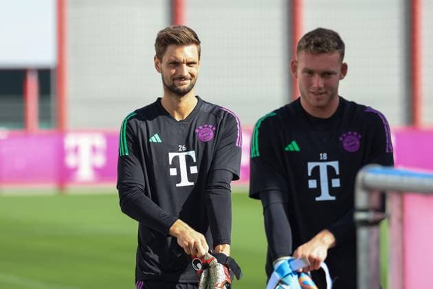 Sven Ulreich new FC Bayern Muenchen, 26 on the way to training, with Daniel Peretz FC Bayern Muenchen, 18 , final training FC Bayern Muenchen, football, season 23 24, 19 09 2023, final training FC Bayern Muenchen, football, season 23 24, 19 09 2023 Munich. Copyright: xEibner-Pressefoto JennixMaulx EP_JML