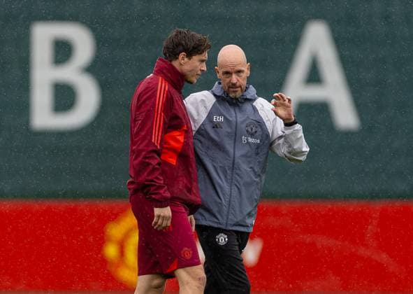 Football - UEFA Champions League - Group A - FC Bayern Munich v Manchester United, ManU FC - MD-1 MANCHESTER, ENGLAND - Tuesday, September 19, 2023: Manchester United s manager Erik ten Hag speaks with Victor Lindelöf during a training session at Carrington ahead of the UEFA Champions League Group A match between FC Bayern Munich FC and Manchester United FC. MANCHESTER Carrington GREATER MANCHESTER ENGLAND  Copyright: xDavidxRawcliffex P2023-09-19-Bayern_Man_Utd_MD-1