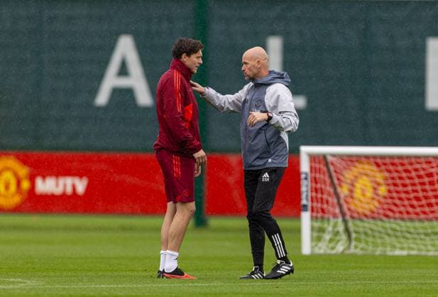 Football - UEFA Champions League - Group A - FC Bayern Munich v Manchester United, ManU FC - MD-1 MANCHESTER, ENGLAND - Tuesday, September 19, 2023: Manchester United s manager Erik ten Hag speraks with Victor Lindelöf during a training session at Carrington ahead of the UEFA Champions League Group A match between FC Bayern Munich FC and Manchester United FC. MANCHESTER Carrington GREATER MANCHESTER ENGLAND  Copyright: xDavidxRawcliffex P2023-09-19-Bayern_Man_Utd_MD-1-11
