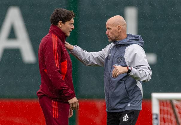 Football - UEFA Champions League - Group A - FC Bayern Munich v Manchester United, ManU FC - MD-1 MANCHESTER, ENGLAND - Tuesday, September 19, 2023: Manchester United s manager Erik ten Hag speraks with Victor Lindelöf during a training session at Carrington ahead of the UEFA Champions League Group A match between FC Bayern Munich FC and Manchester United FC. MANCHESTER Carrington GREATER MANCHESTER ENGLAND  Copyright: xDavidxRawcliffex P2023-09-19-Bayern_Man_Utd_MD-1-12