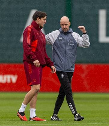Football - UEFA Champions League - Group A - FC Bayern Munich v Manchester United, ManU FC - MD-1 MANCHESTER, ENGLAND - Tuesday, September 19, 2023: Manchester United s manager Erik ten Hag speraks with Victor Lindelöf during a training session at Carrington ahead of the UEFA Champions League Group A match between FC Bayern Munich FC and Manchester United FC. MANCHESTER Carrington GREATER MANCHESTER ENGLAND  Copyright: xDavidxRawcliffex P2023-09-19-Bayern_Man_Utd_MD-1-13
