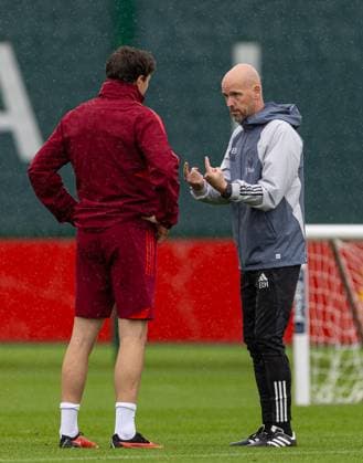 Football - UEFA Champions League - Group A - FC Bayern Munich v Manchester United, ManU FC - MD-1 MANCHESTER, ENGLAND - Tuesday, September 19, 2023: Manchester United s manager Erik ten Hag speraks with Victor Lindelöf during a training session at Carrington ahead of the UEFA Champions League Group A match between FC Bayern Munich FC and Manchester United FC. MANCHESTER Carrington GREATER MANCHESTER ENGLAND  Copyright: xDavidxRawcliffex P2023-09-19-Bayern_Man_Utd_MD-1-8