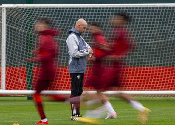 Football - UEFA Champions League - Group A - FC Bayern Munich v Manchester United, ManU FC - MD-1 MANCHESTER, ENGLAND - Tuesday, September 19, 2023: Manchester United s manager Erik ten Hag checks his watch during a training session at Carrington ahead of the UEFA Champions League Group A match between FC Bayern Munich FC and Manchester United FC. MANCHESTER Carrington GREATER MANCHESTER ENGLAND  Copyright: xDavidxRawcliffex P2023-09-19-Bayern_Man_Utd_MD-1-18