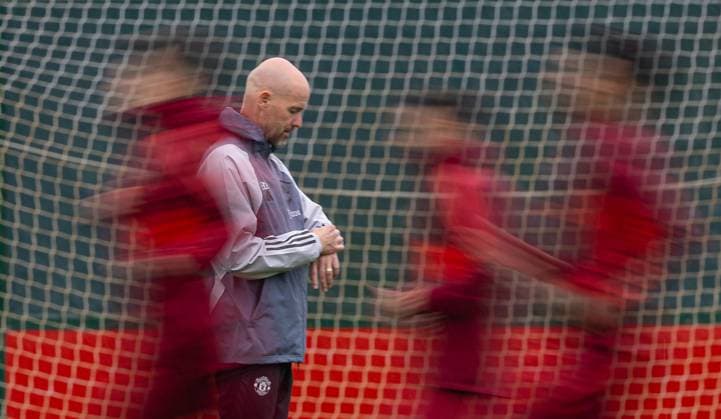 Sport Themen der Woche KW38 Sport Bilder des Tages Football - UEFA Champions League - Group A - FC Bayern Munich v Manchester United, ManU FC - MD-1 MANCHESTER, ENGLAND - Tuesday, September 19, 2023: Manchester United s manager Erik ten Hag checks his watch during a training session at Carrington ahead of the UEFA Champions League Group A match between FC Bayern Munich FC and Manchester United FC. MANCHESTER Carrington GREATER MANCHESTER ENGLAND  Copyright: xDavidxRawcliffex P2023-09-19-Bayern_Man_Utd_MD-1-19