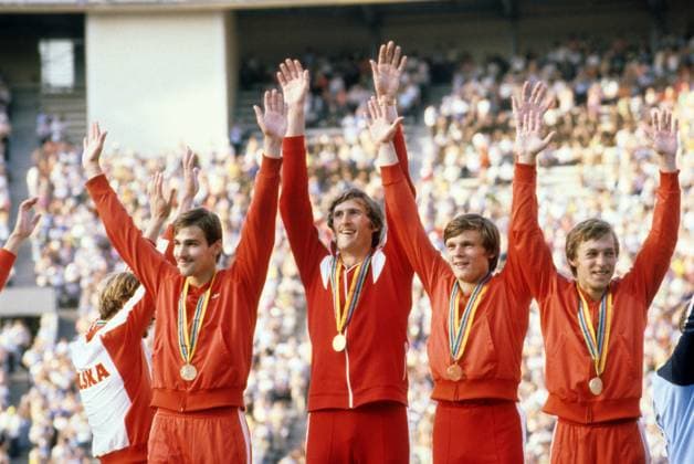 Archivbilder der Woche SPORT KW38 Moscow, USSR. Soviet athletes Andrei Prokofiev, Nikolai Sidorov, Vladimir Muravyov and Alexander Aksinin (L-R), who took first place in the 4x100-meter relay, stand on the winners podium during the awarding ceremony at the 22nd Summer Olympic Games, Olympische Spiele, Olympia, OS at the Grand Sports Arena of the Central Lenin Stadium. Yashar Khalilov TASS  2677387