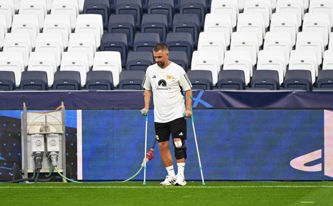 Football, men, season 2023 2024, Champions League Group C, 1 matchday , Real Madrid 1 FC Union Berlin, training Union the day before the match at the stadium Bernabeu, Co coach Sebastian Bönig 1 FC Union Berlin with crutches, 19 09 2023, Copyright: xMatthiasxKochx