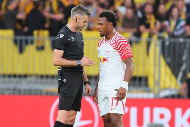 Bern RB Leipzig Champions League Bern, 19 09 2023, Wankdorf Stadium, Football , UEFA Champions League, Group G , Matchday 1, Young Boys Bern vs RB Leipzig , In picture f l referee Enea Jorgji Albania and Lois Openda 17, RB Leipzig , Photo intended for editorial use only , UEFA regulations prohibit any use of photographs as image sequences and or quasi video ,