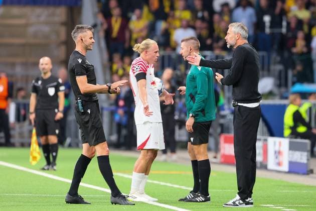 Bern RB Leipzig Champions League Bern, 19 09 2023, Wankdorf Stadion, Football , UEFA Champions League, Group G , Matchday 1, Young Boys Bern vs RB Leipzig , In picture f l referee Enea Jorgji Albania and coach Marco Rose RB Leipzig , Photo intended for editorial use only , UEFA regulations prohibit any use of photographs as image sequences and or quasi video ,