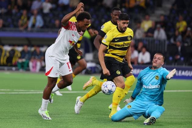 Bern RB Leipzig Champions League Bern, 19 09 2023, Wankdorf Stadion, Football , UEFA Champions League, Group G , Matchday 1, Young Boys Bern vs RB Leipzig , Pictured v l Lois Openda 17, RB Leipzig and goalkeeper Anthony Racioppi 1, Bern , Photo intended for editorial use only , UEFA regulations prohibit any use of photographs as image sequences and or quasi video ,