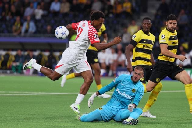 Bern RB Leipzig Champions League Bern, 19 09 2023, Wankdorf Stadion, Football , UEFA Champions League, Group G , Matchday 1, Young Boys Bern vs RB Leipzig , Pictured v l Lois Openda 17, RB Leipzig and goalkeeper Anthony Racioppi 1, Bern , Photo intended for editorial use only , UEFA regulations prohibit any use of photographs as image sequences and or quasi video ,