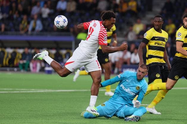 Bern RB Leipzig Champions League Bern, 19 09 2023, Wankdorf Stadion, Football , UEFA Champions League, Group G , Matchday 1, Young Boys Bern vs RB Leipzig , Pictured v l Lois Openda 17, RB Leipzig and goalkeeper Anthony Racioppi 1, Bern , Photo intended for editorial use only , UEFA regulations prohibit any use of photographs as image sequences and or quasi video ,