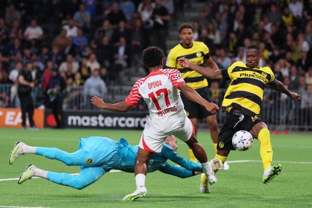 Bern RB Leipzig Champions League Bern, 19 09 2023, Wankdorf Stadion, Football , UEFA Champions League, Group G , Matchday 1, Young Boys Bern vs RB Leipzig , Pictured f l goalkeeper Anthony Racioppi 1, Bern , Lois Openda 17, RB Leipzig and Mohamed Ali Camara 13, Bern , Photo intended for editorial use only , UEFA regulations prohibit any use of photographs as image sequences and or quasi video ,