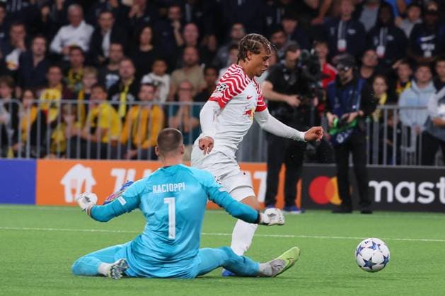 Bern RB Leipzig Champions League Bern, 19 09 2023, Wankdorf Stadium, Football , UEFA Champions League, Group G , Matchday 1, Young Boys Bern vs RB Leipzig , In picture goalkeeper Anthony Racioppi 1, Bern and Xavi Simons RB Leipzig , Referee Enea Jorgji Albania gives no penalty for Leipzig , Photo intended for editorial use only , UEFA regulations prohibit any use of photographs as image sequences and or quasi video ,