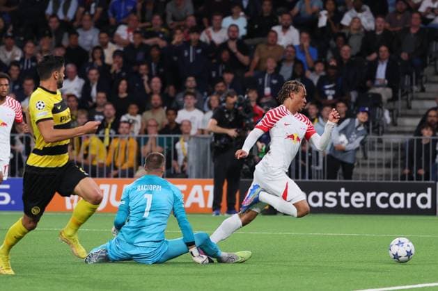 Bern RB Leipzig Champions League Bern, 19 09 2023, Wankdorf Stadium, Football , UEFA Champions League, Group G , Matchday 1, Young Boys Bern vs RB Leipzig , In picture goalkeeper Anthony Racioppi 1, Bern and Xavi Simons RB Leipzig , Referee Enea Jorgji Albania gives no penalty for Leipzig , Photo intended for editorial use only , UEFA regulations prohibit any use of photographs as image sequences and or quasi video ,