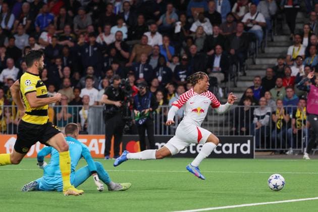 Bern RB Leipzig Champions League Bern, 19 09 2023, Wankdorf Stadium, Football , UEFA Champions League, Group G , Matchday 1, Young Boys Bern vs RB Leipzig , In picture goalkeeper Anthony Racioppi 1, Bern and Xavi Simons RB Leipzig , Referee Enea Jorgji Albania gives no penalty for Leipzig , Photo intended for editorial use only , UEFA regulations prohibit any use of photographs as image sequences and or quasi video ,