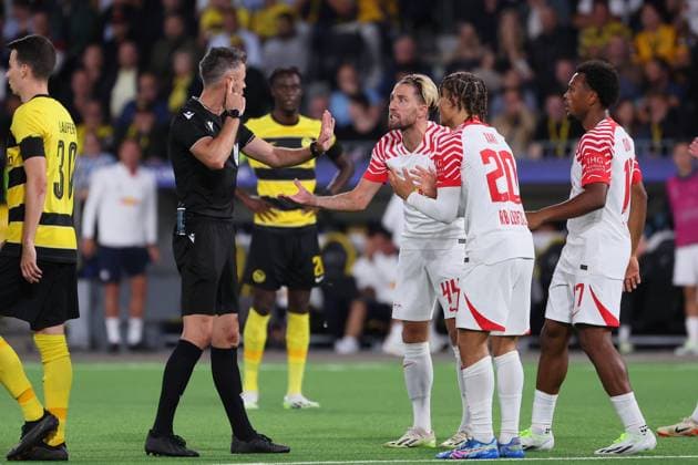 Bern RB Leipzig Champions League Bern, 19 09 2023, Wankdorf Stadium, Football , UEFA Champions League, Group G , Matchday 1, Young Boys Bern vs RB Leipzig , Pictured f l referee Enea Jorgji Albania , Kevin Kampl 44, RB Leipzig , Xavi Simons RB Leipzig and Lois Openda 17, RB Leipzig , Photo intended for editorial use only , UEFA regulations prohibit any use of photographs as image sequences and or quasi video ,