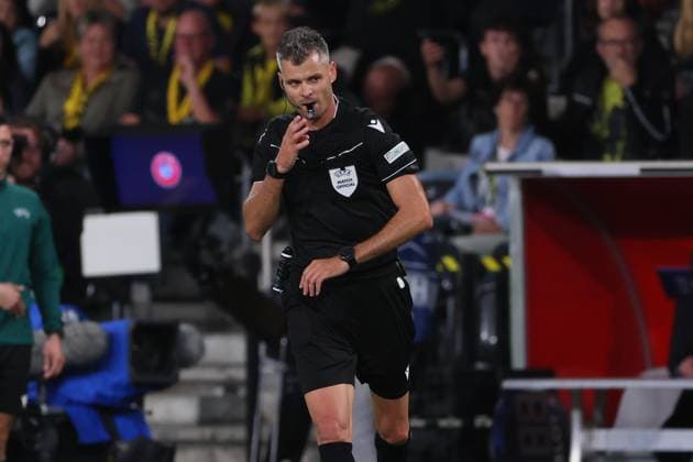 Bern RB Leipzig Champions League Bern, 19 09 2023, Wankdorf Stadium, Football , UEFA Champions League, Group G , Matchday 1, Young Boys Bern vs RB Leipzig , In picture referee Enea Jorgji Albania gives no penalty for Leipzig , Photo intended for editorial use only , UEFA regulations prohibit any use of photographs as image sequences and or quasi video ,