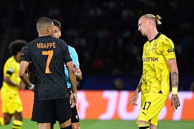 Reclamation a Jesus Gil Manzano ( arbitre ) de Kylian Mbappe ( 7 - PSG ) - Marius Wolf ( 17 - Borussia Dortmund ) - FOOTBALL : Paris Saint Germain vs Borussia Dortmund - Ligue des Champions - 19 09 2023 FedericoPestellini Panoramic 