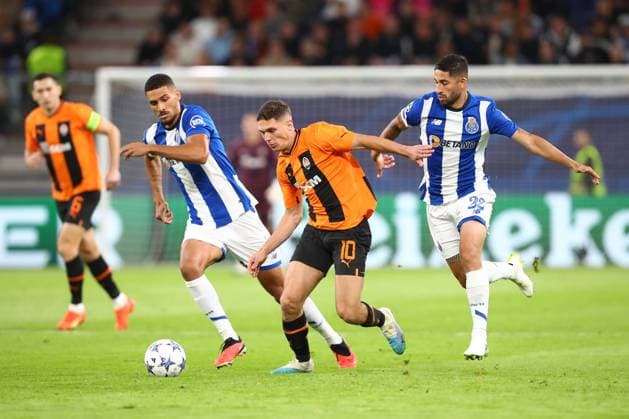 Hamburg, Germany 19 September 2023 Champions League 2023 2024 Shakhtar Donetsk vs FC Porto In picture from l in duel David Carmo Porto, 4 , Georgiy Sudakov Donetsk, 10 , Alan Varela Porto, 22 Volksparkstadion Hamburg Copyright: xFotostandx xTaegerx