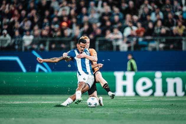Soccer men season 2023 2024 Champions League Group H 1 matchday Shakhtar Donetsk UKR vs FC Porto PRT 19 09 2023 v l Galeno 13, FC Porto can not be stopped by Yukhym Konoplya 26, Shakhtar Donetsk and hit the goal Hamburg Volksparkstadion Hamburg Germany.