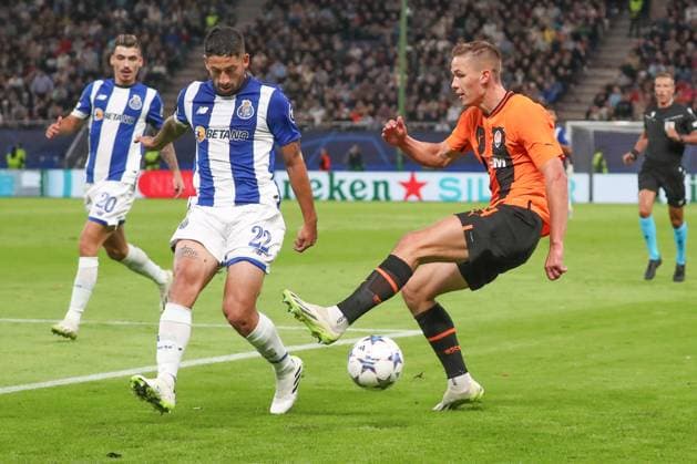 19 09 2023, xgox, football UEFA Champions League, Shakhtar Donetsk FC Porto emspor, v l Alan Varela Porto, 22 , Danylo Sikan Donetsk, 14 duel, duel, fight, tackle DFL DFB REGULATES PROHIBIT ANY USE OF PHOTOGRAPHS as IMAGE SEQUENCES and or QUASI VIDEO Hamburg