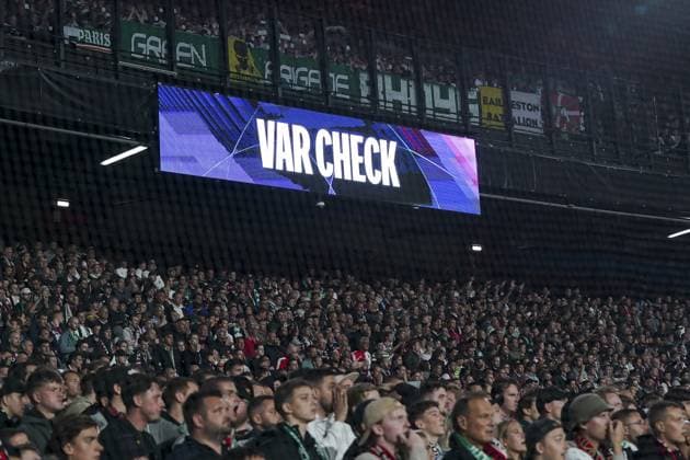 ROTTERDAM, 19Ã09-2023, Stadium Feijenoord De Kuip , Champions League , season 2023 2024, Feyenoord - Celtic , VAR check for hands Feyenoord - Celtic  x22411636x Copyright: