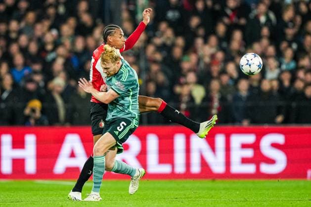 UEFA Champions League: Feyenoord v Celtic Rotterdam - Liam Scales of Celtic, Calvin Stengs of Feyenoord during the 1st leg of the UEFA Champions League between Feyenoord v Celtic at Stadion Feijenoord De Kuip on 19 September 2023 in Rotterdam, The Netherlands. Copyright: xTomxBodex