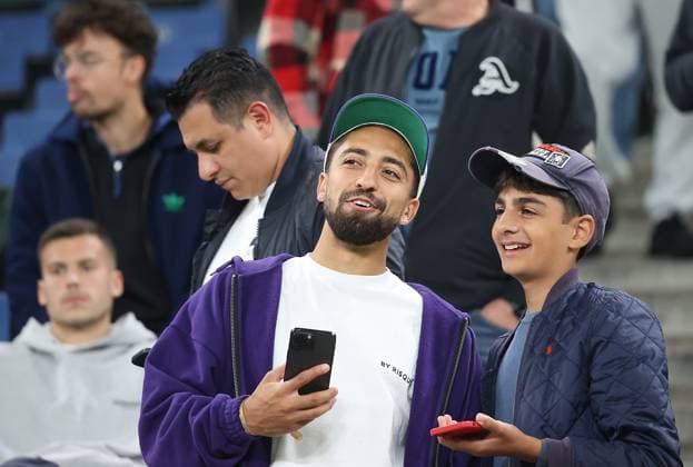 Immanuel Pherai and the HSV team among the spectators Football, UEFA Champions League, Group Stage, Season 2023 2024, Men, UCL, Men, Volksparkstadion, FC Shakhtar Shakhtar Donetsk UKR vs. FC Porto PRT