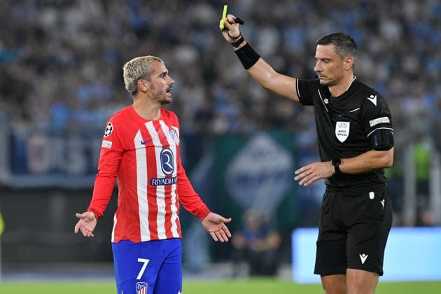 Soccer, Champions League match , Lazio v Atletico Madrid Referee Slavko Vincic shows the yellow card to Antoine Griezmann of Atletico Madrid during the Champions League match between Lazio v Atletico Madrid at Olympic stadium, Italy, September 19th, 2023. Imago-Images Emmefoto Copyright: xImago-Images Emmefotox