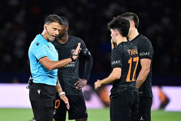 Reclamation a Jesus Gil Manzano ( arbitre ) de Vitinha Vitor Machado ( 17 - PSG ) - FOOTBALL : Paris Saint Germain vs Borussia Dortmund - Ligue des Champions - 19 09 2023 FedericoPestellini Panoramic 