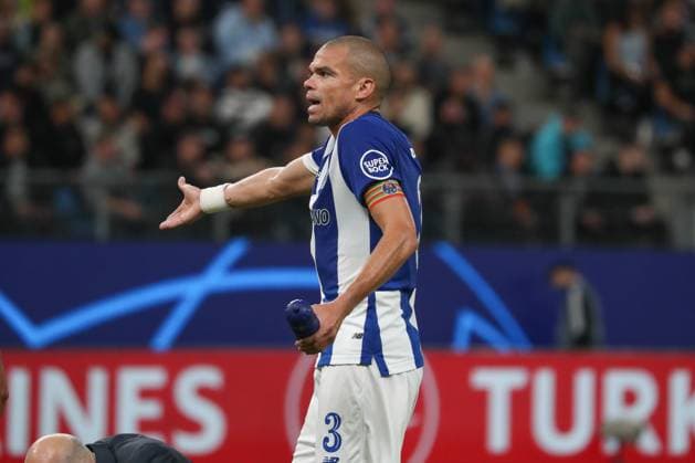19 09 2023, xgox, football UEFA Champions League, Shakhtar Donetsk FC Porto emspor, v l Pepe Porto, 3 gives instructions, gestures with arms, gesticulate, gives instructions DFL DFB REGULATES PROHIBIT ANY USE OF PHOTOGRAPHS as IMAGE SEQUENCES and or QUASI VIDEO Hamburg