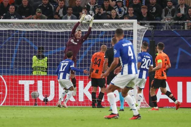 19 09 2023, xgox, football UEFA Champions League, Shakhtar Donetsk FC Porto emspor, v l Dmytro Riznyk Donetsk, 31 parade, holds the ball, catches the ball, parries DFL DFB REGULATIONS PROHIBIT ANY USE OF PHOTOGRAPHS AS IMAGE SEQUENCES AND OR QUASI VIDEO Hamburg