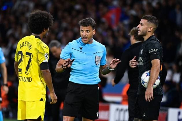 Reclamation a Jesus Gil Manzano ( arbitre ) de Lucas Hernandez ( 21 - PSG ) - Karim Adeyemi ( 27 - Borussia Dortmund ) - FOOTBALL : Paris Saint Germain vs Borussia Dortmund - Ligue des Champions - 19 09 2023 FedericoPestellini Panoramic 