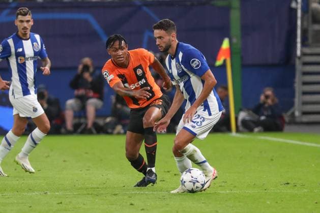 19 09 2023, xgox, football UEFA Champions League, Shakhtar Donetsk FC Porto emspor, v l Novatus Miroshi Donetsk, 25 , Joao Mario Porto, 23 duel, duel, fight, tackle DFL DFB REGULATES PROHIBIT ANY USE OF PHOTOGRAPHS as IMAGE SEQUENCES and or QUASI VIDEO Hamburg