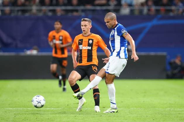 Hamburg, Germany 19 September 2023 Champions League 2023 2024 Shakhtar Donetsk vs FC Porto In picture from l in duel Danylo Sikan Donetsk, 14 , Pepe Porto, 3 Volksparkstadion Hamburg Copyright: xFotostandx xTaegerx