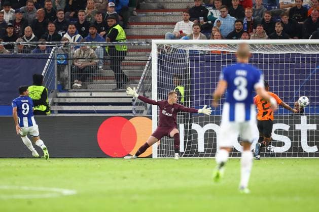 Hamburg, Germany 19 September 2023 Champions League 2023 2024 Shakhtar Donetsk vs FC Porto In the picture Mehdi Taremi Porto, 9 shoots the ball on goal, Toschuss, Schuss Volksparkstadion Hamburg. Copyright: xFotostandx xTaegerx