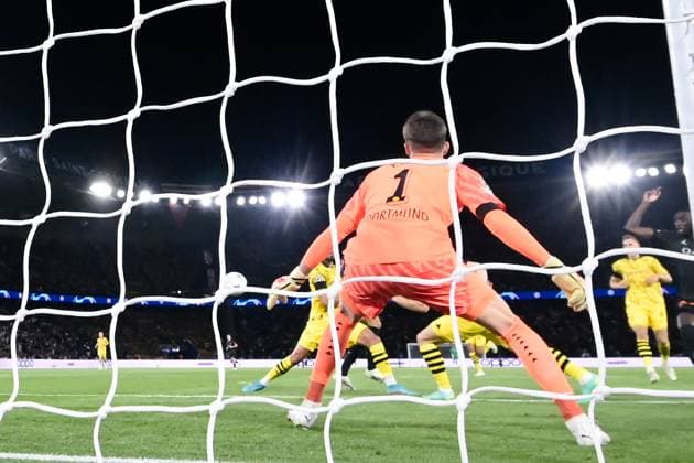Gregor Kobel ( 1 - Borussia Dortmund ) - FOOTBALL : Paris Saint Germain vs Borussia Dortmund - Ligue des Champions - 19 09 2023 FedericoPestellini Panoramic 