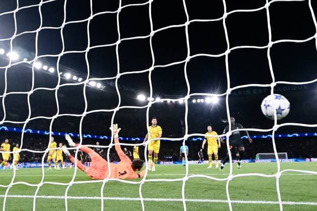 Gregor Kobel ( 1 - Borussia Dortmund ) - poteau de Randal Kolo Muani ( 23 - PSG ) - FOOTBALL : Paris Saint Germain vs Borussia Dortmund - Ligue des Champions - 19 09 2023 FedericoPestellini Panoramic 